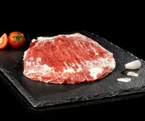 Rå flank steak – mør og flad udskæring af oksekød klar til grill