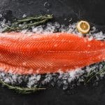 Fersk laksefilet med skind