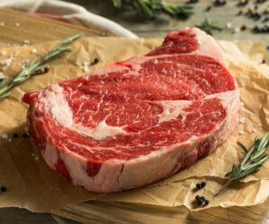 Græsfodret hel ribeye fra Sydamerika – klar til stegning, grill eller udskæring