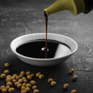 Mørk soya sauce i flaske – intens asiatisk sauce til wok og braisering