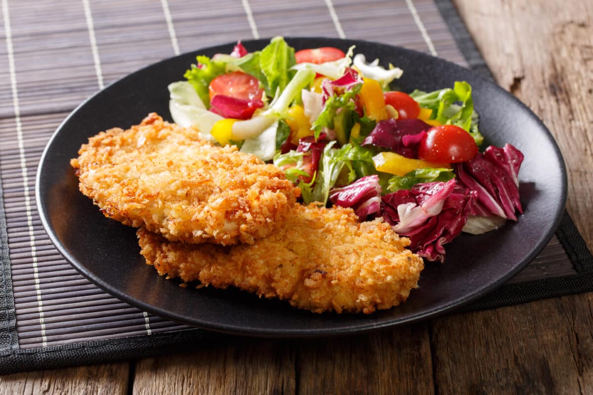 Sprødpaneret kyllingefilet med gylden panering klar til tilberedning