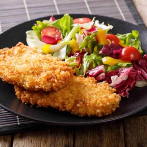 Sprødpaneret kyllingefilet med gylden panering klar til tilberedning