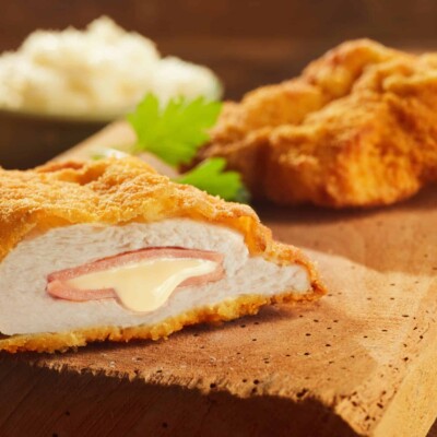Kalkun Cordon Bleu med sprød panering og fyld af ost og skinke