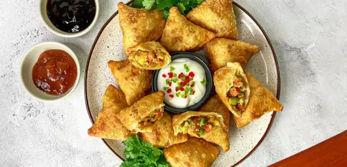 Sprøde vegetariske samosaer med grøntsagsfyld – klar til opvarmning