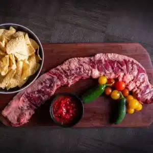 Rå inside skirt steak – smagfuldt oksekød med tydelige fibre, klar til grill