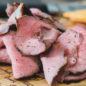 Slagterbobs roastbeef i skiver – 800 g mørt oksekød klar til servering