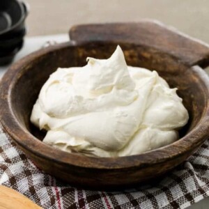 Økologisk frisk mascarpone – cremet flødeost i bøtte klar til dessert