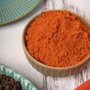 Paprika med hvidløg – krydderiblanding i pose med rød farve og intens duft