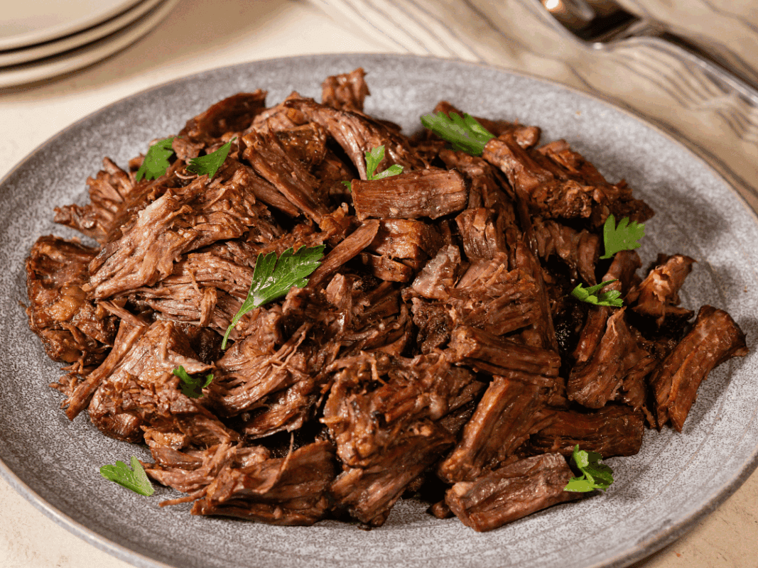 Færdiglavet pulled beef 350 g – mørt langtidsstegt oksekød i bakke