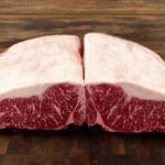 Australsk Wagyu striploin MBS 6–7 – marmoreret luksuskød på skærebræt