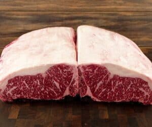Australsk Wagyu striploin MBS 6–7 – marmoreret luksuskød på skærebræt