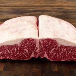 Australsk Wagyu striploin MBS 6–7 – marmoreret luksuskød på skærebræt