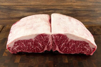 Australsk Wagyu striploin MBS 6–7 – marmoreret luksuskød på skærebræt