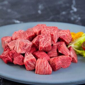 Fersk Wagyu kød i tern fra ribeye, striploin, mørbrad og inderlår