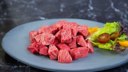 Fersk Wagyu kød i tern fra ribeye, striploin, mørbrad og inderlår